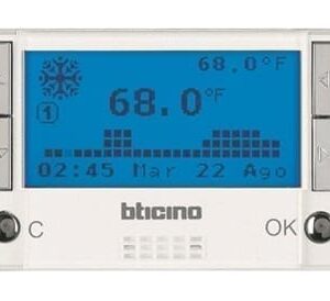 Cronotermostat zilnic/saptamanal de ambient electronic Axolute Bticino 3M culoare alb HD4451 – Alb lucios, Cronotermostat – imagine în ambient modern – partener oficial Bticino