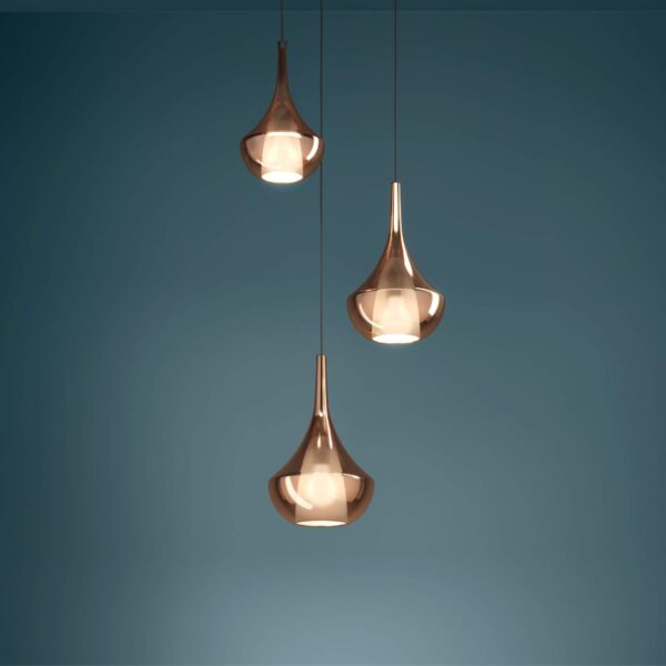 Lustra cu becuri Almoster Eglo 390439 este montată într-un interior modern, unde sticla aburită de culoarea cuprului difusează o lumină caldă, creând un efect decorativ elegant.