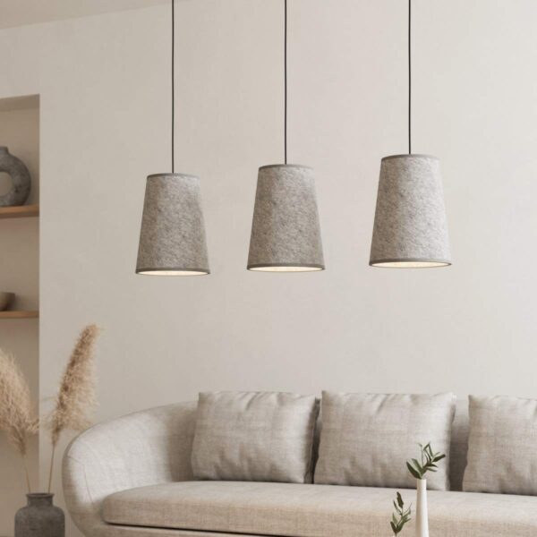 Lustra Alsager Eglo 43985 este prezentată într-un living modern cu luminile aprinse, evidențiind textura gri a celor trei abajururi.