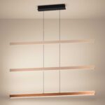 Lustra Ciggiano 390499 de la Eglo este prezentată în ambient cu lumina LED pornită, evidențiind designul liniar modern și bara în finisaj maro ce poate fi ajustată după montaj.