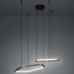 Lustra Estrella 390507 de la Eglo este prezentată în ambient cu lumina aprinsă, evidențiind cele două forme luminoase suspendate și efectul cald al iluminării reglabilе.