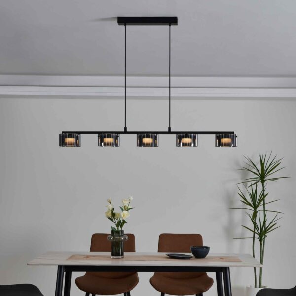 Lustra LED Copillos Eglo 39875 montată deasupra mesei într-un ambient modern, cu cele 5 surse de iluminat aprinse.