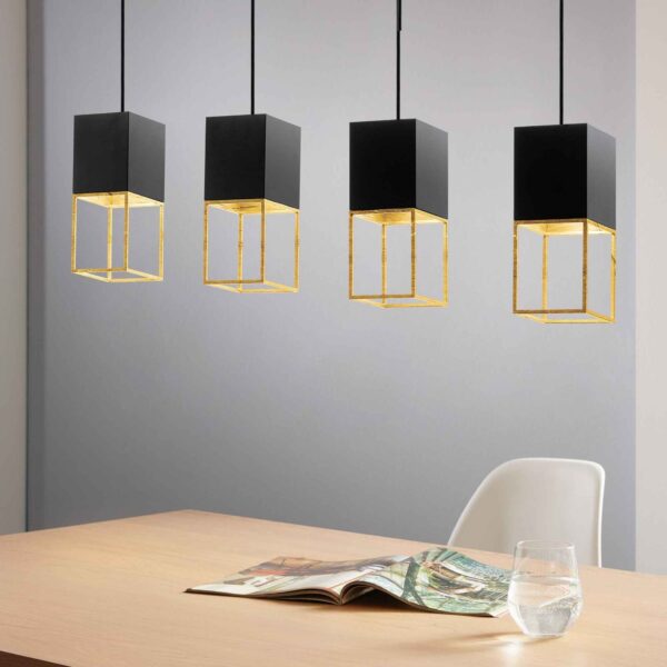 Lustra LED Montebaldo Eglo 97734 cu patru corpuri cubice negre-aurii prezentată deasupra mesei în ambient modern.