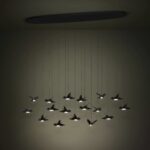 Lustra LED Paratebueno Eglo 390353 în ambient modern cu lumina aprinsă evidențiind finisajul negru al lustrei.