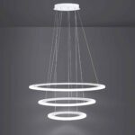 Lustra LED Penaforte Eglo 39274 prezentată cu cele trei inele luminoase dispuse pe nivele ce oferă lumină caldă și 11.800 lumeni.