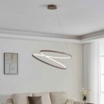 Lustra LED Ruotale 901141 de la Eglo este montată intr-un living modern cu lumina aprinsă și evidențiază finisajul nisipiu al inelelor LED.