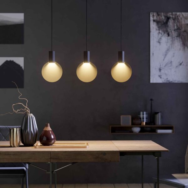 Lustra LED Sarona Eglo 900402 în ambient modern, cu lumina aprinsă, deasupra unei mese.