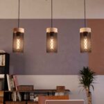 Lustra vintage Kilnsdale Eglo 43834 este montată deasupra unei mese, iar abajururile din metal perforat cu lemn natural creează o lumină caldă și decorativă.