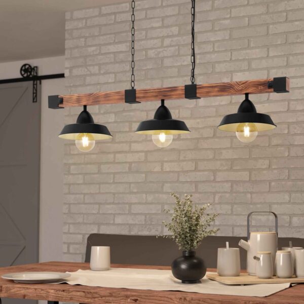 Lustra vintage Oldbury Eglo 44086 este suspendată deasupra unei mese din lemn într-un interior cu accente rustice și industriale.