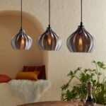 Lustra vintage Tamallat Eglo 43577 este suspendată deasupra unei mese cu lumina aprinsă.