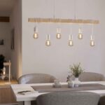 Lustra vintage Townshend Eglo 43705 suspendată deasupra unei mese de dining, într-un interior luminos cu mobilier modern și accente naturale.