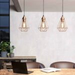 Lustra vintage Tarbes Eglo 94195 este suspendată deasupra unei mese, într-un interior modern cu accente calde și decorative.