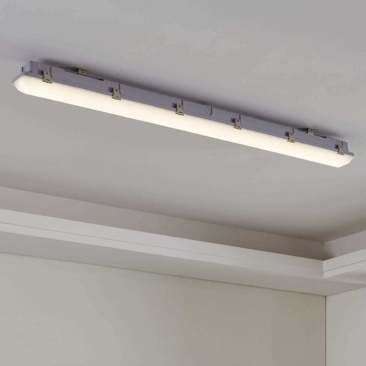 Lămpi industriale cu LED – corpuri de iluminat profesionale cu consum redus și flux luminos ridicat