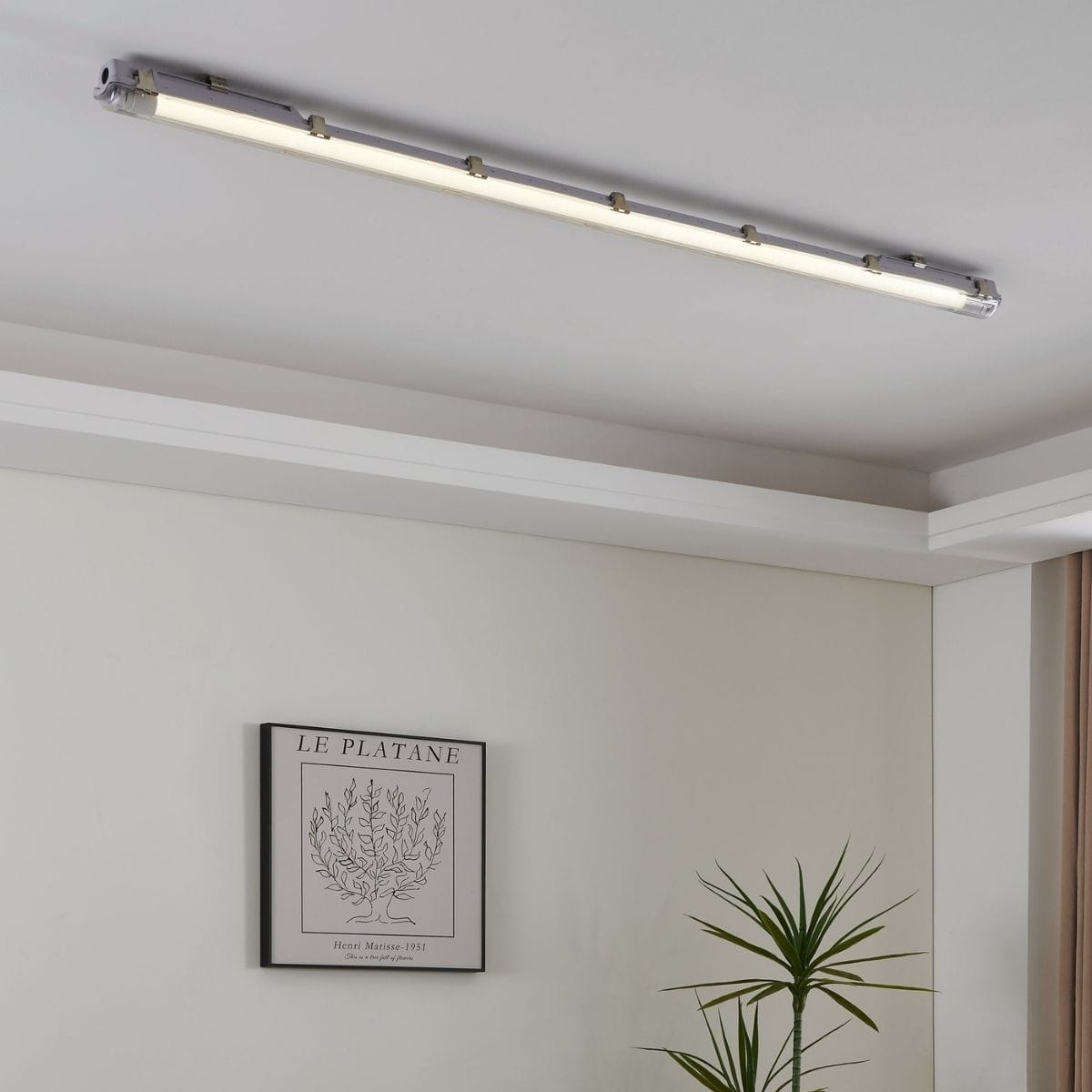 Lămpi industriale cu tub – corpuri de iluminat liniare pentru hale și spații industriale